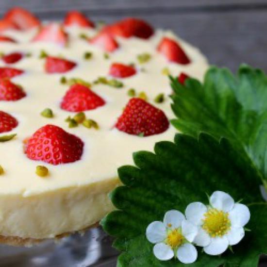 Rezeptbild: Eierlikörpuddingtorte mit versunkenen Erdbeeren