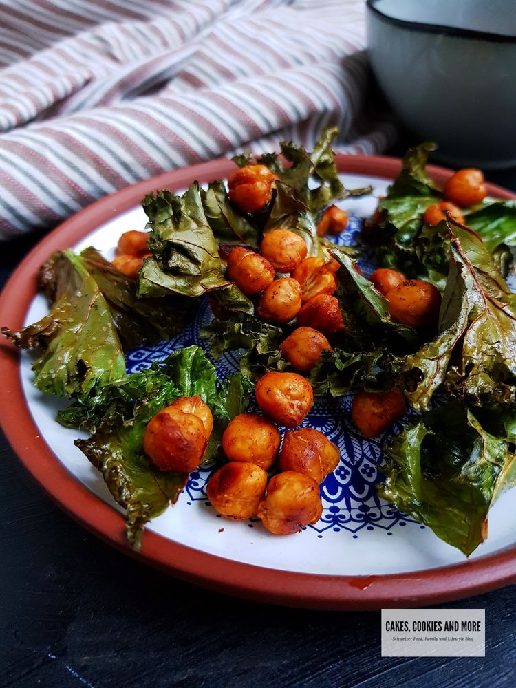 Rezeptbild: Federkohlchips mit gerösteten Kichererbsen