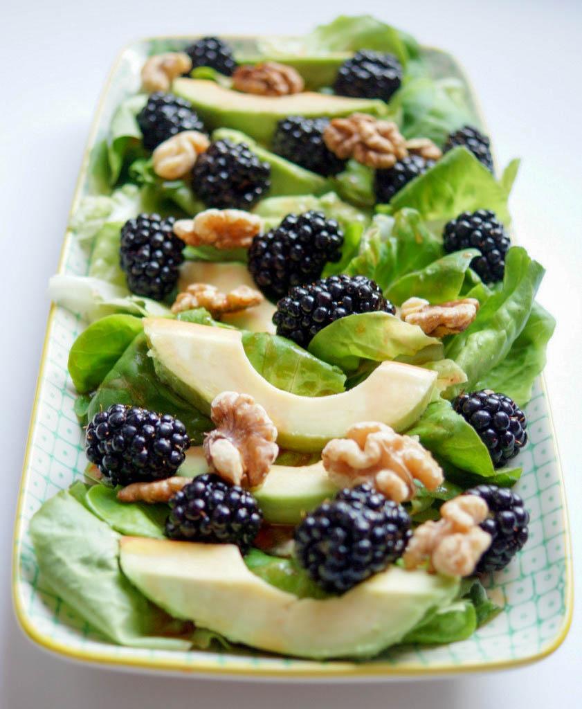 Rezeptbild: Brombeer-Salat mit Avocado