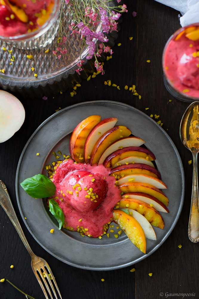 Rezeptbild: Gegrillte Nektarinen mit Himbeereis