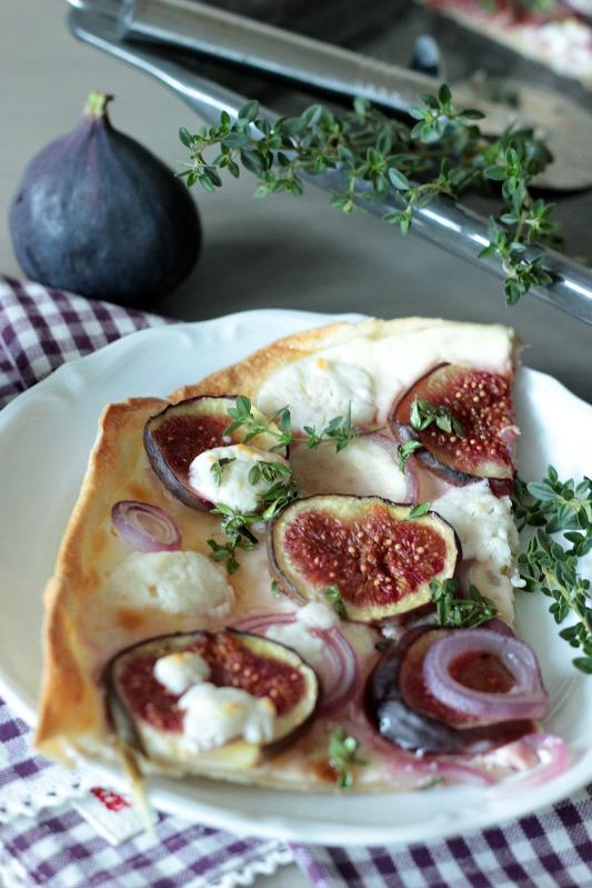Rezeptbild: Flammkuchen mit Feige,Ziegenkäse und Thymianhonig