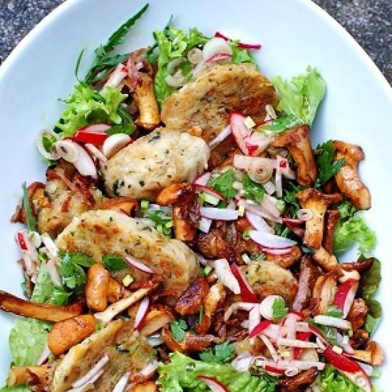 Rezeptbild: Gebratener Semmelknödel-Salat mit Pfifferlingen
