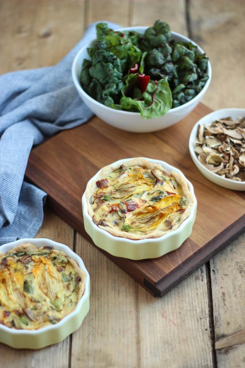 Rezeptbild: Mangold-Ricotta-Quiche mit Steinpilzen und Kürbisblüten