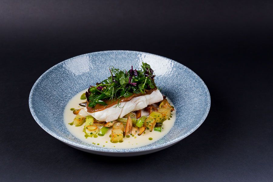 Rezeptbild: Skrei • Röstzwiebelcreme • Kartoffel • Lauch