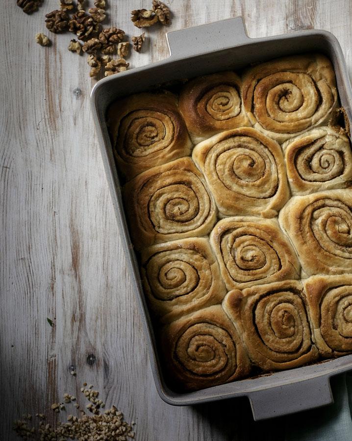 Rezeptbild: Weiche Zimtschnecken mit Walnuss-Karamell | Luftiger Hefeteig trifft karamellisierte Nüsse