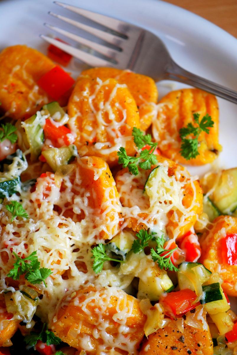 Rezeptbild: Kürbis-Zucchini-Reispfanne mit Münsterländer Käse