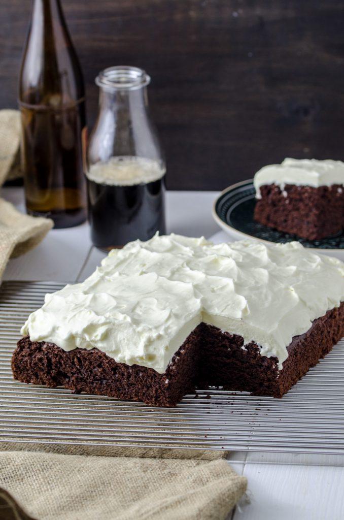 Rezeptbild: Schwarzbier-Kuchen mit Frischkäse-Topping