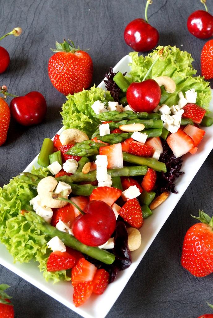 Rezeptbild: Erdbeer Spargel Salat mit Zitronen Walnuss Birnendressing 