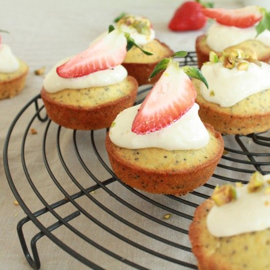 Rezeptbild: Kleine Zitronenküchlein mit Mohnsamen