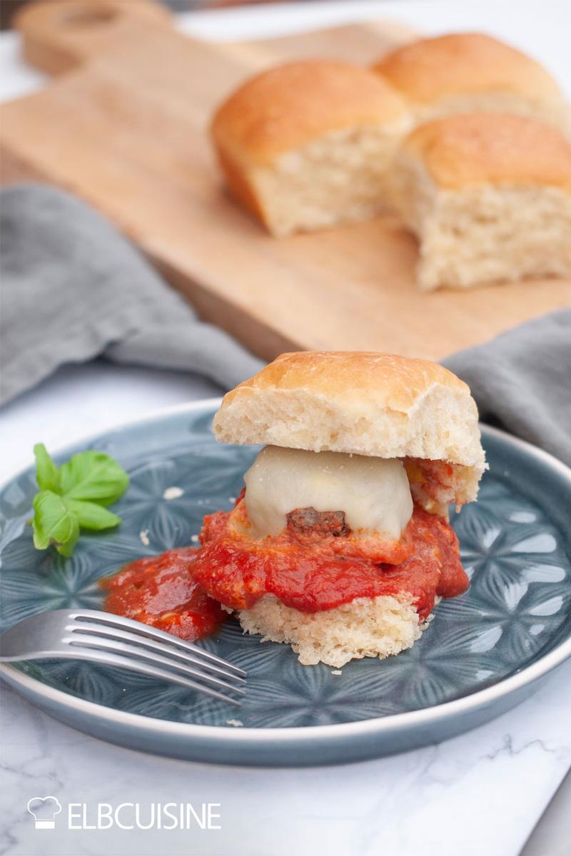 Rezeptbild: Schnelle Burger nach Jamie Oliver – Hackbällchen im Brötchen