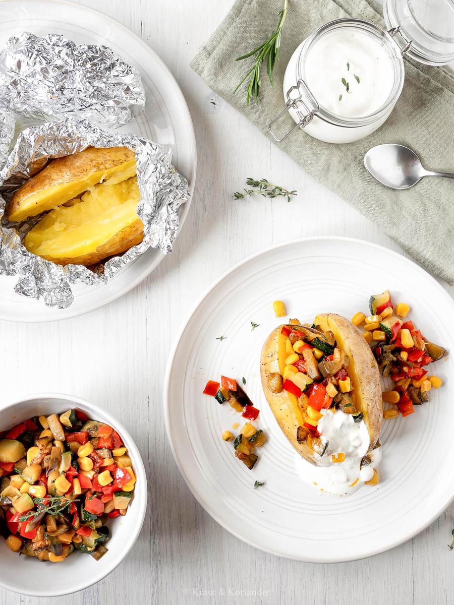 Rezeptbild: Folienkartoffeln mit Gemüsesalsa und Sauerrahm-Dip