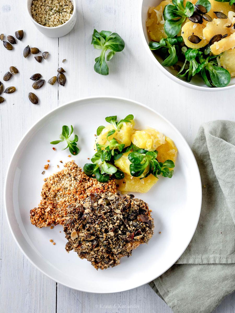 Rezeptbild: Zweierlei glutenfreie Schnitzel in Kürbiskern- und Hanfsamenpanade
