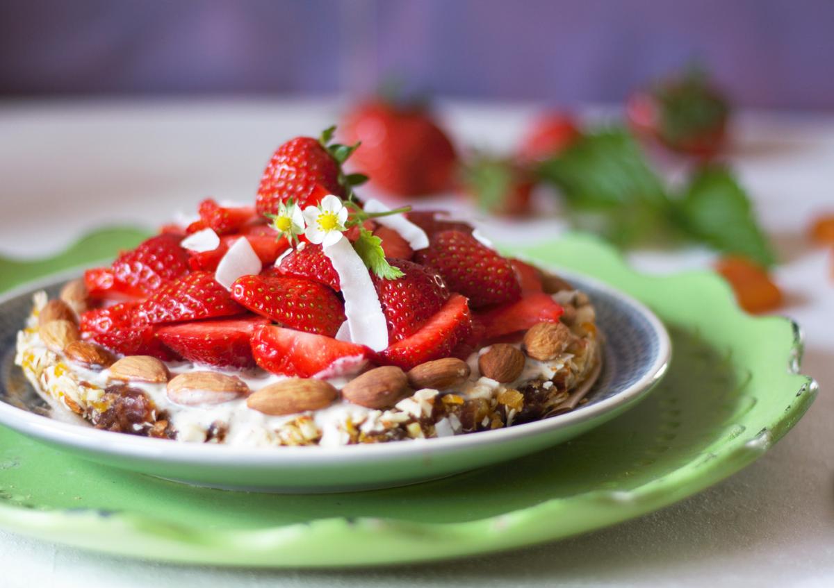 Rezeptbild: Erdbeerkuchen mit Trockenfrüchten und Mandeln ohne Backen