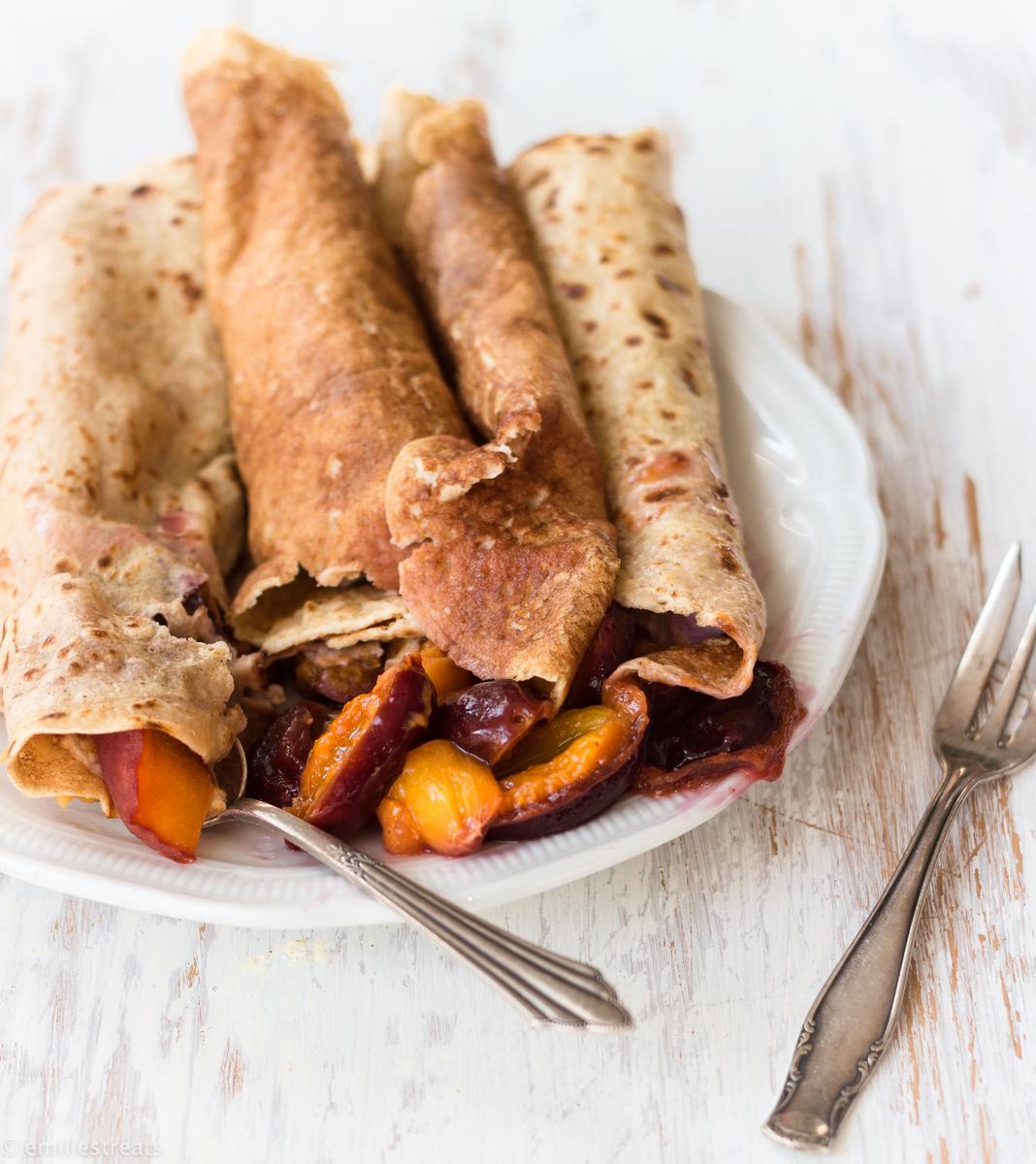 Rezeptbild: Leichte Buttermilch-Crêpes mit Fruchtkompott