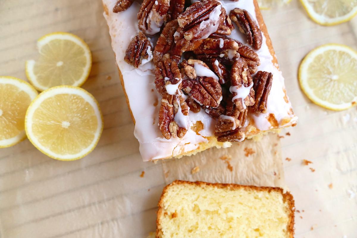 Rezeptbild: Zitronenkuchen mit Mascarpone und kandierten Pekannüssen
