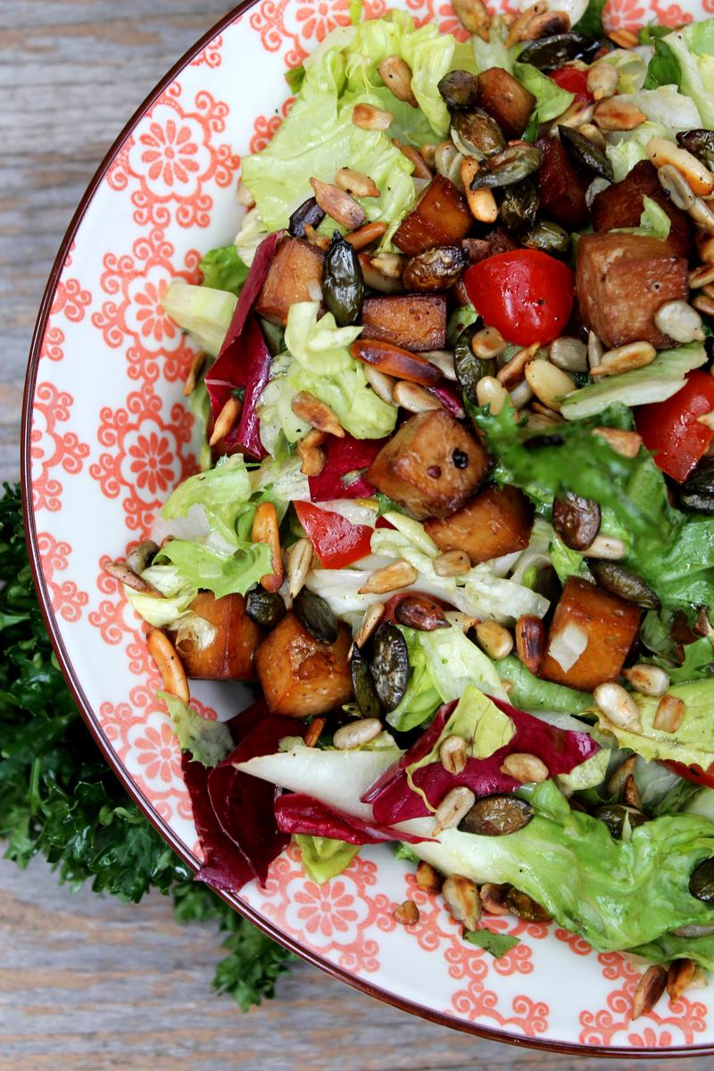 Rezeptbild: Bunter Gartensalat mit Räuchertofu, Quinoataler und Limettendip