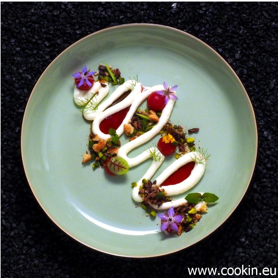 Rezeptbild: In Himbeer-Sud pochierte Birne, Joghurt-Creme, Crumble und jede Menge Kräuter