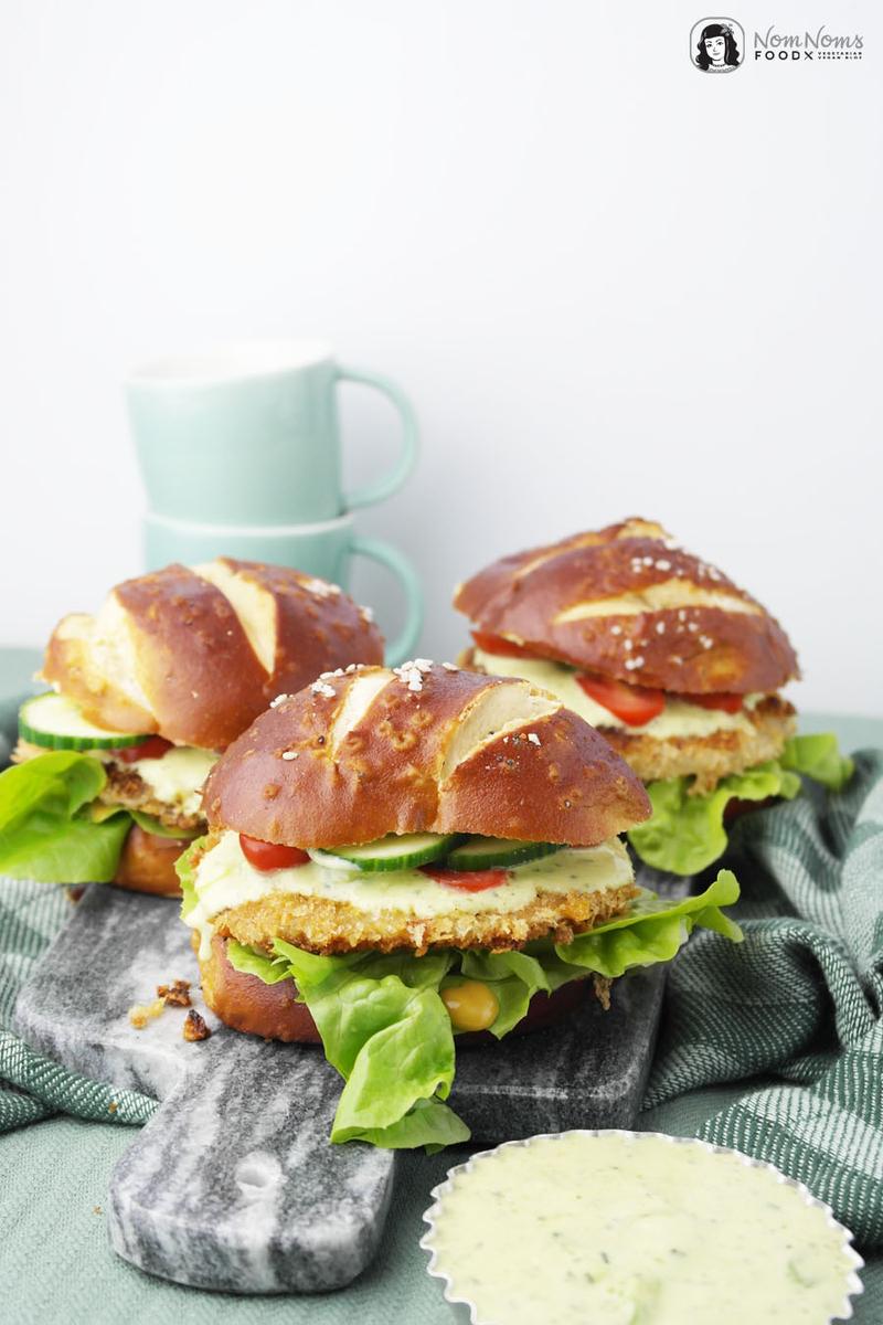 Rezeptbild: Kohlrabi-Schnitzel Burger-Brötchen mit Kräuter-Lauchzwiebel-Soße ❤