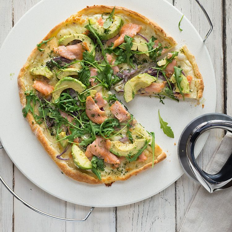 Rezeptbild: Pizza mit Räucherlachs und Avocado