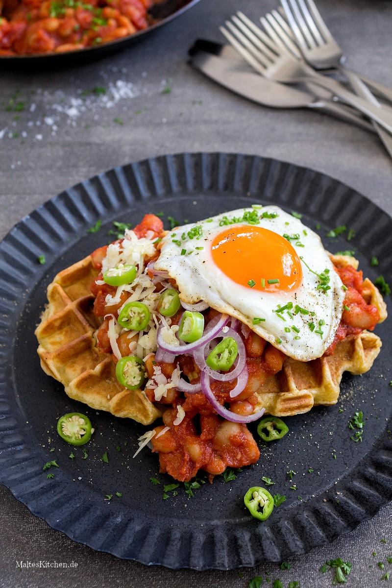 Rezeptbild: Kartoffelwaffeln mit gebackenen Bohnen & Spiegelei 