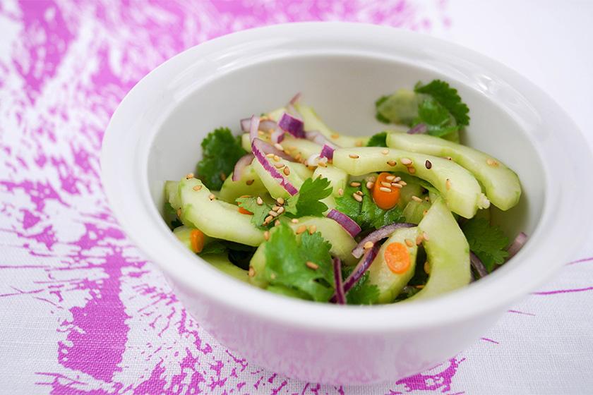 Rezeptbild: Gurkensalat mit Koriander & gerösteten Sesamkernen