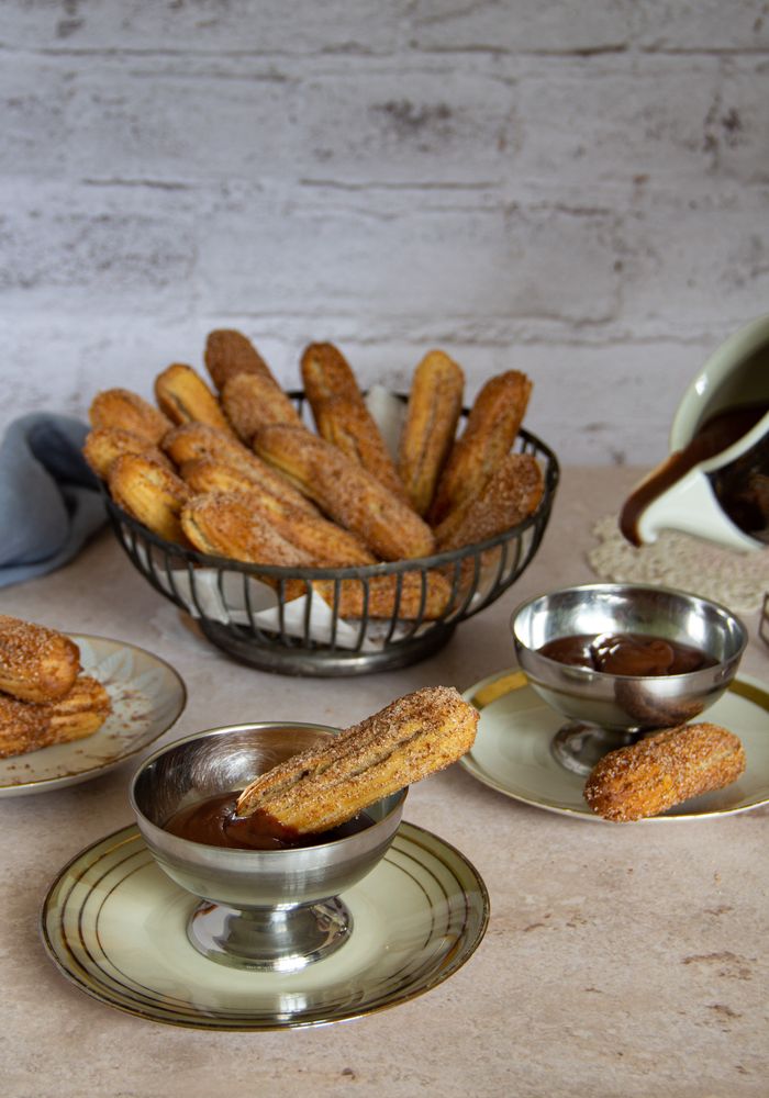 Rezeptbild: Churros aus dem Ofen mit Zimt-Zucker und dicker Schokosauce
