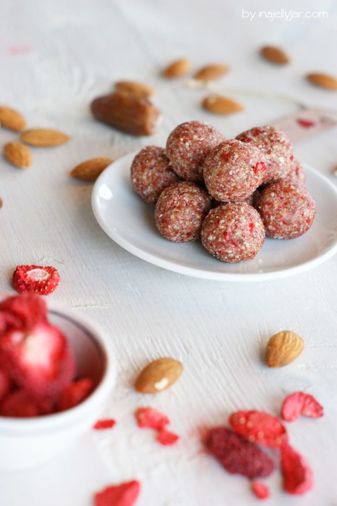 Rezeptbild: Vegane Erdbeer-BlissBalls