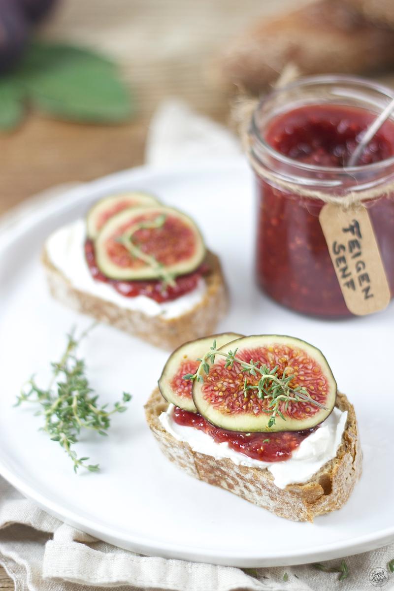 Rezeptbild: Baguette mit Ziegenfrischkäse, selbst gemachtem Feigenkäse und frischen Feigen