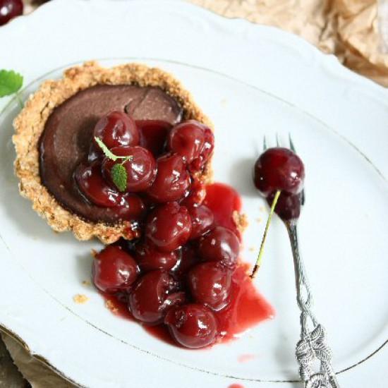 Rezeptbild: Gluten Free Chocolate Tofu Tartlets with Cherry Compote