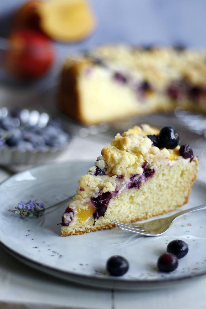 Rezeptbild: Streuselkuchen mit Schmand, Blaubeeren und Nektarinen