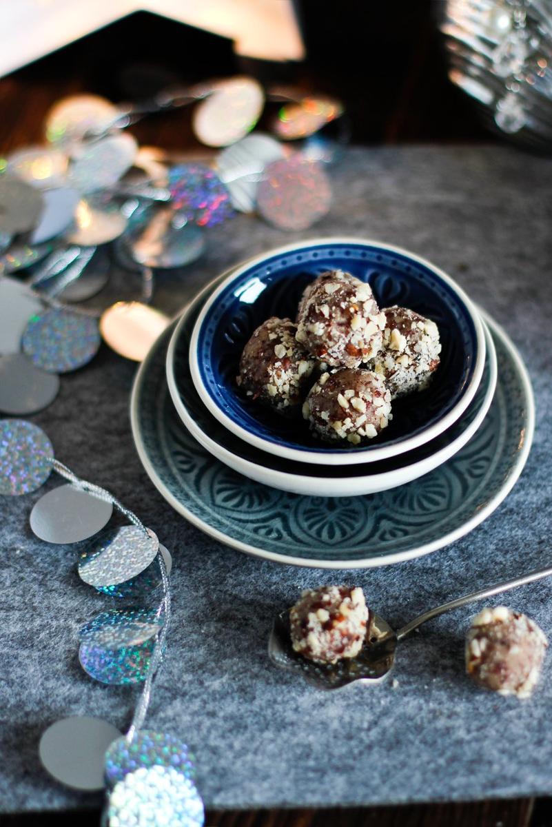 Rezeptbild: Weihnachtspralinen mit Marzipan & Cranberries