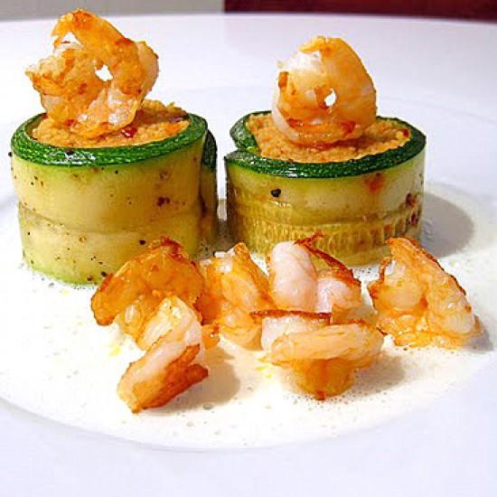 Rezeptbild: Couscous im Zucchiniröllchen