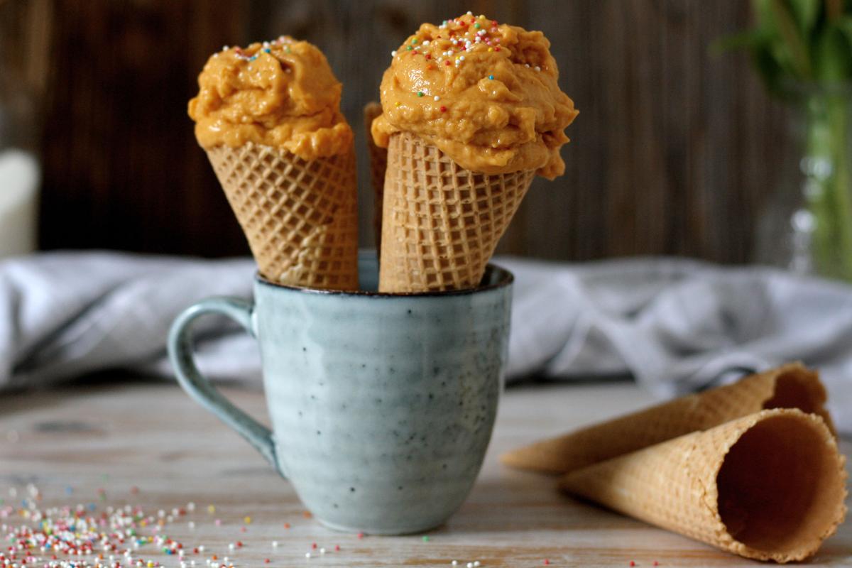 Rezeptbild: Veganes Süsskartoffeleis ohne Eismaschine