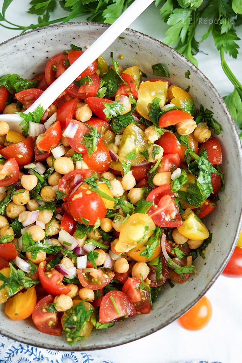 Rezeptbild: Knuspriger Kichererbsen-Tomaten-Salat