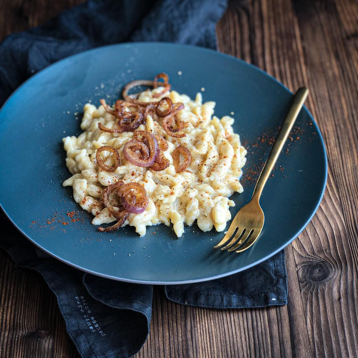 Rezeptbild: KÄSESPÄTZLE MIT RÖSTZWIEBELN (CHÄSSPÄTZLI)