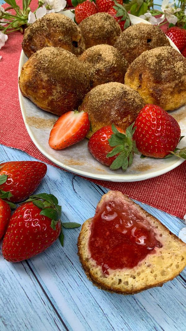 Rezeptbild: Low carb Quarkbällchen aus dem Backofen mit Erdbeerfüllung