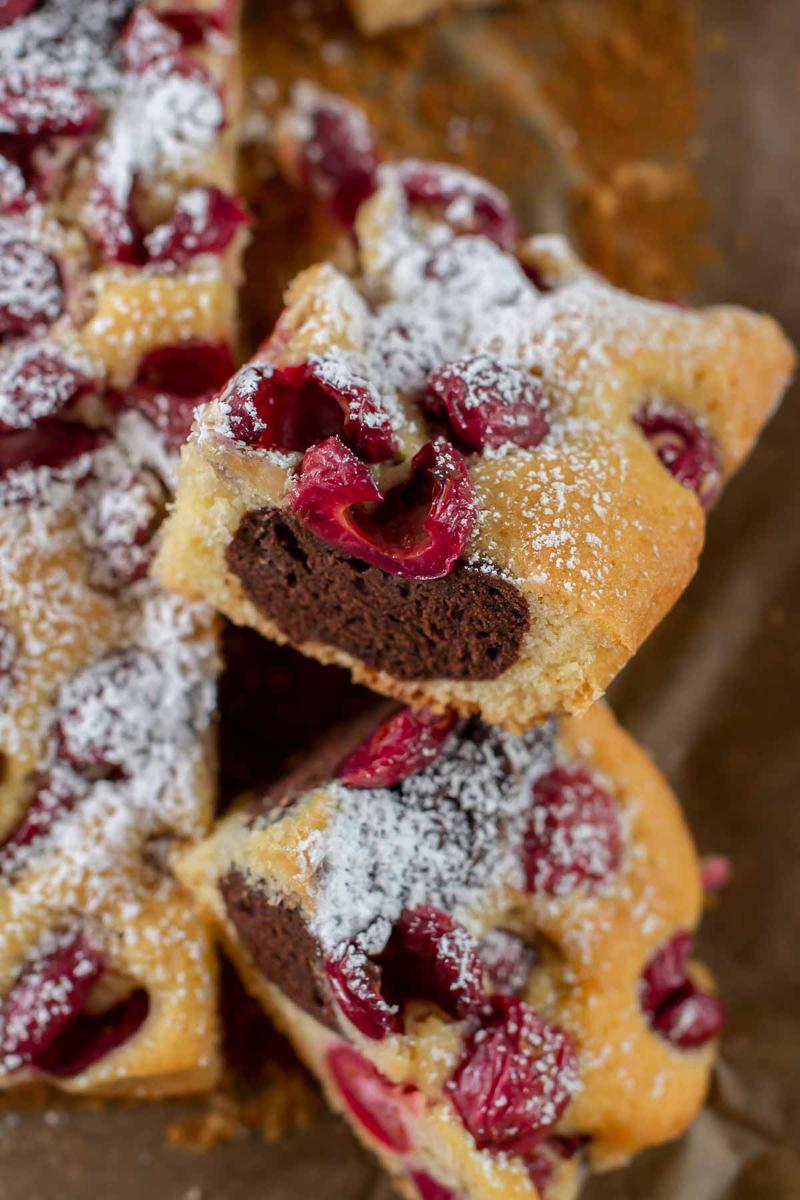 Rezeptbild: Marmorkuchen mit Kirschen vom Blech