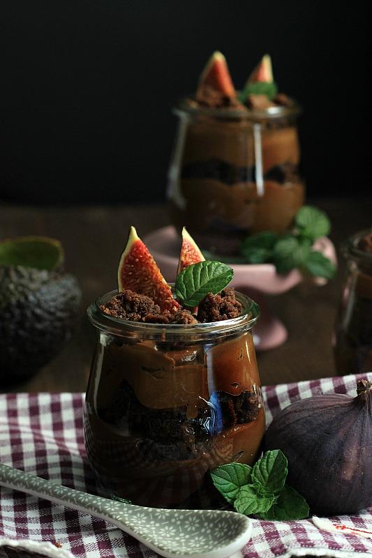 Rezeptbild: Avocado-Schokoladenmousse mit Brownies und Feigen 