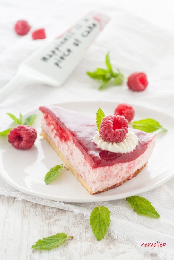 Rezeptbild: Schwedische Himbeer-Mousse-Tarte mit Marzipanboden