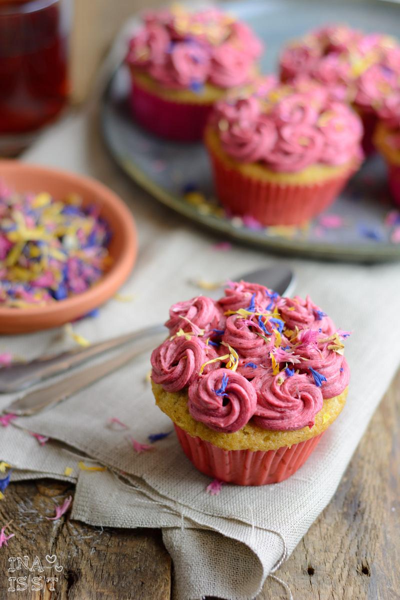 Rezeptbild: Pfefferminz-Cupcakes mit Brombeer-Topping