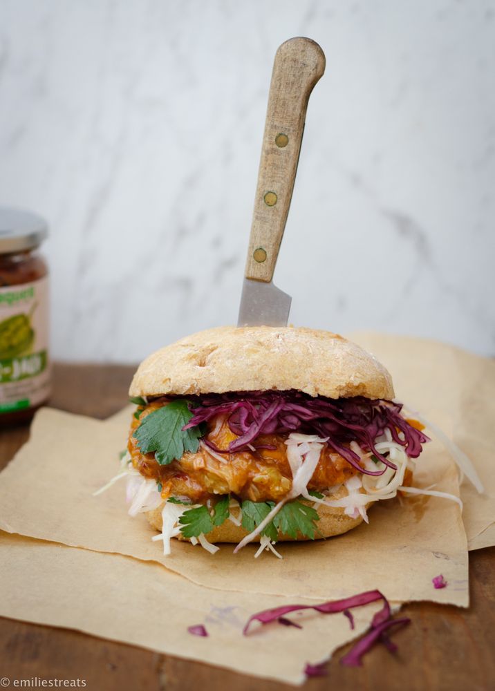 Rezeptbild: Pulled-Zucchini-Burger mit Maismehl-Brötchen