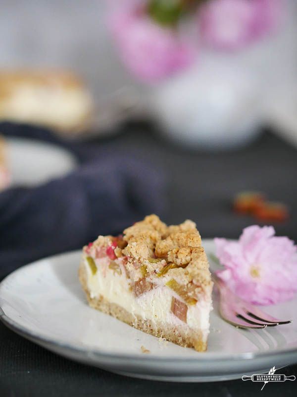 Rezeptbild:  Glutenfreier Rhabarber – Quark – Kuchen mit Mandelstreuseln