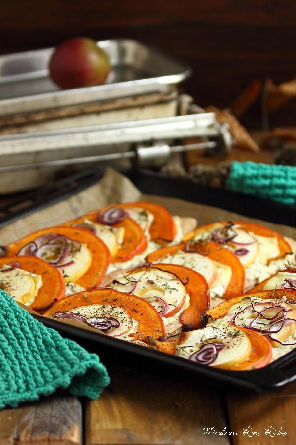 Rezeptbild: Vegetarischer Kürbis-Flammkuchen mit Apfelscheiben und Brie