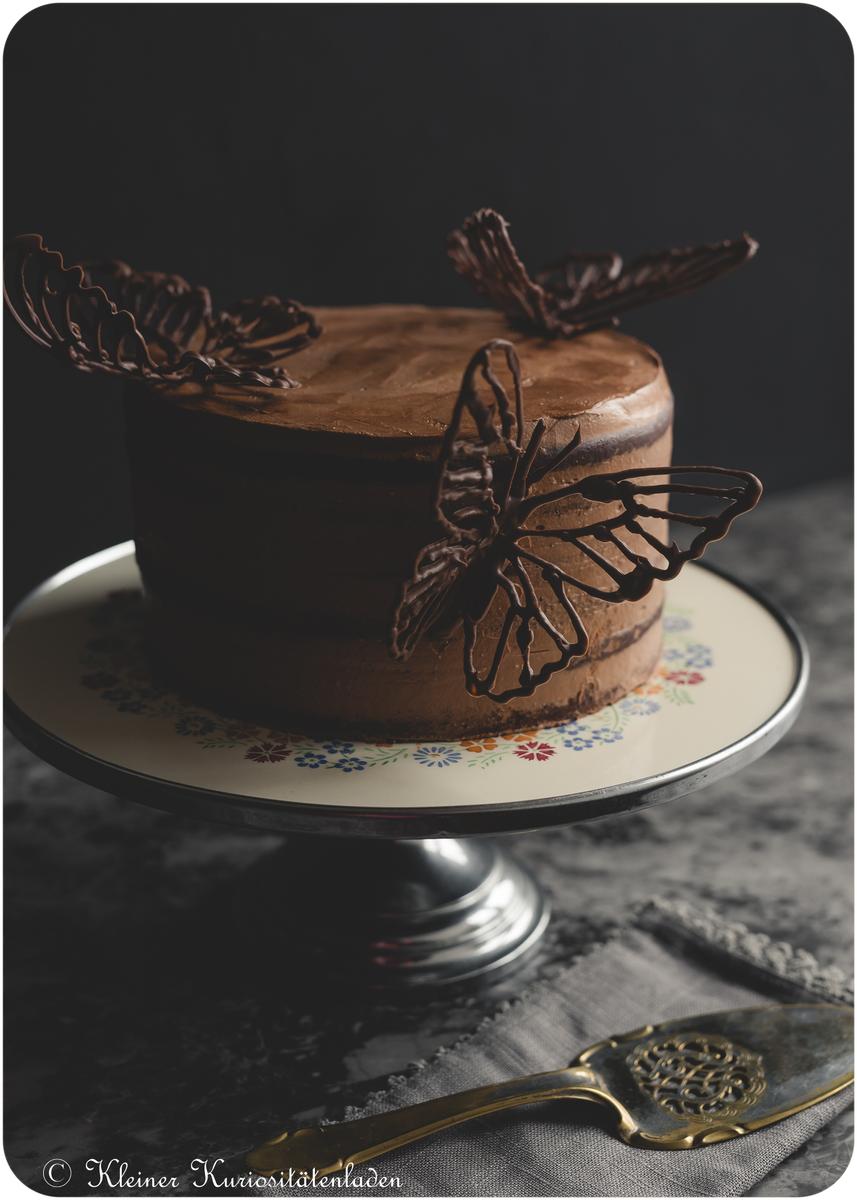 Rezeptbild: Schokoladen-Rotweintorte mit Schoko-Schmetterlingen