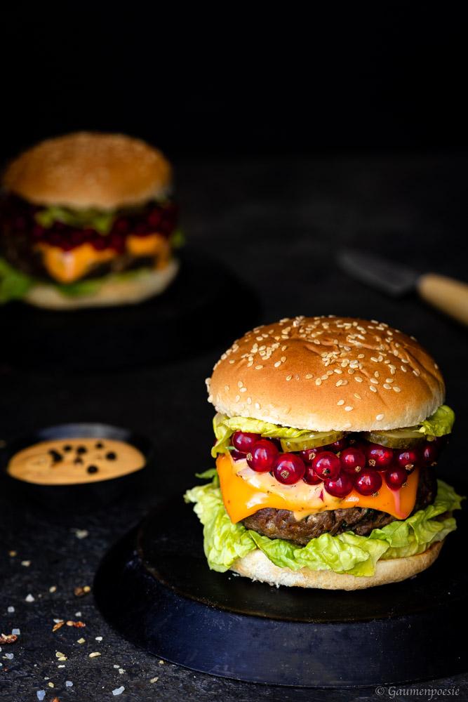 Rezeptbild: Chili-Cheeseburger mit Johannisbeeren