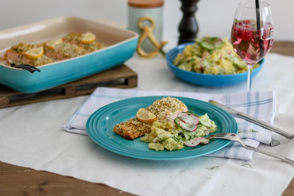 Rezeptbild: Ofenlachs mit Honig-Senf Kruste und Kartoffel-Gurken Salat