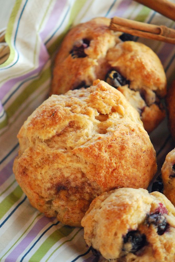 Rezeptbild: Schnelle Blaubeer-Zimtbrötchen (ohne Hefe) 