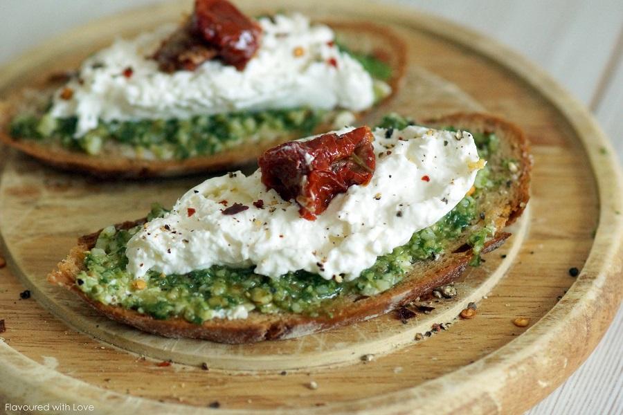 Rezeptbild: Crostini mit Burrata und Basilikumpesto