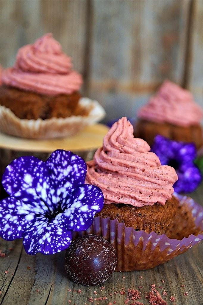Rezeptbild: Heidelbeer Haselnuss Muffins mit Erdbeersahne 