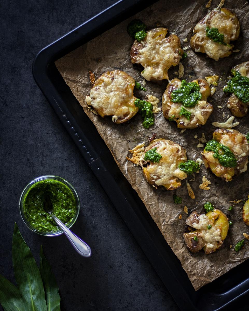 Rezeptbild: Bärlauchpesto mit Quetschkartoffeln vom Blech
